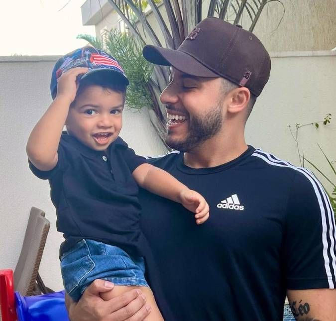 O cantor estava passando o domingo agarradinho com Léo, fruto do relacionamento com Marília Mendonça