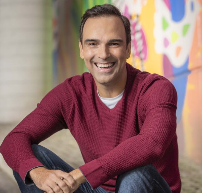 Tadeu Schmidt comemora 3,5 milhões de seguidores e brinca: Vou postar uma foto de sunga O apresentador compartilhou a novidade com os internautas na última sexta feira, dia 15