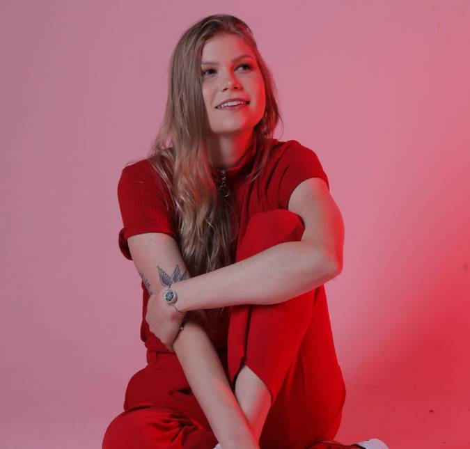 Após viralizar músicas no <I>TikTok</i>, Vicka lança primeiro álbum: <I>Uma nuance de quem eu sou</i>