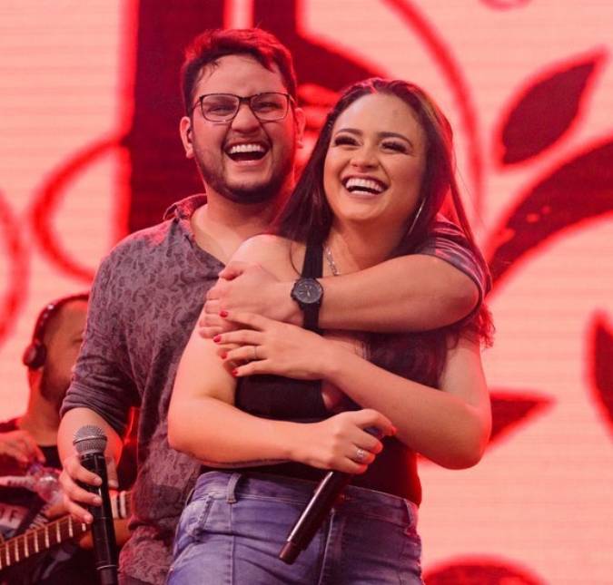 Luiza, da dupla com Maurílio, se emociona ao subir ao palco sozinha na festa de lançamento do novo álbum de Matheus e Kauan