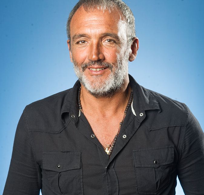 Os boatos se confirmaram! Tempos depois que a colunista Carla Bittencourt entregou que o diretor Rogério Gomes, responsável pelo remake de Pantanal, pediu demissão da TV Globo, a emissora emitiu um comunicado, no dia 18 de março de 2022, revelando que Gomes se despedirá do estúdio em maio. De operador de TV a diretor artístico, Rogério ficou na casa por 42 anos e deixou a primeira fase da novela toda gravada antes de passar o bastão para Gustavo Fernandez. Em comum acordo, a decisão foi discutida ao longo dos últimos meses e partiu de um desejo do diretor de investir em projetos pessoais e tirar um período sabático, dizia a nota. Ricardo Waddington, diretor de entretenimento da Globo, declarou: Papinha deixa sua marca na história da dramaturgia. Ao meu grande companheiro em inúmeras batalhas e muitas vitórias, desejo o melhor nesta nova etapa da sua vida. E Pantanal continua em boas mãos. Gustavo Fernandez é um dos nossos mais talentosos diretores artísticos e já está trabalhando na novela ao lado de todo o time de direção da obra. Já Rogério agradeceu o carinho da emissora: Só tenho gratidão por tudo que vivi na Globo. Foi onde tive os meus melhores mestres, onde fiz os meus melhores amigos e realizei meus melhores trabalhos. Minha decisão é de vida: cheguei na Globo com 18 anos de idade e saio aos 60. Foram 42 anos de muitas conquistas. Entrei carregando fita e saio com o nosso Emmy! É um ciclo que se fecha para que novos caminhos se abram. Só tenho amor e gratidão!.