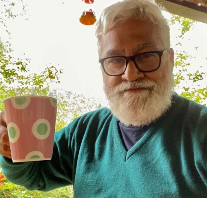 Paulo Halm ficou conhecido por sucessos como Totalmente Demais e Bom Sucesso, segundo Patrícia Kogut o autor não teve o seu contrato renovado com a emissora. Ele estava na Globo desde 2008 e chegou a apresentar novos projetos de série e novelas que acabaram não sendo aprovados. A última ideia sugerida era fazer uma comédia romântica para a grade das seis horas da tarde.