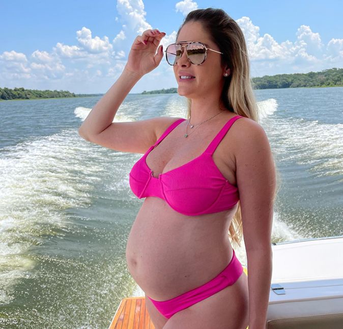 Durante a gravidez, Bárbara Evans deu detalhes de como foi a parte não tão glamourosa de sua gravidez: -Eu acho incrível como tem mulheres que romantizam a gravidez. É uma coisa maravilhosa, de outro mundo? Eu acho. Nem consigo acreditar que a gente pode gerar uma criança. Mas como romantizam, né gente? É normal passar mal. Só recordando rapidinho: Lá no começo você não podia nem escovar o dente, porque vomitava. No final, o que eu tenho para falar para vocês é até hemorroidas acontecem, por conta da pressão da neném. Você sai do banho e continua fazendo xixi, incontinência urinária. Aí é mil maravilhas, tá gente? É o máximo. E ela não parou por aí: -Não sei se as mulheres não querem reclamar por conta do marido. Eu reclamo mesmo, falo a verdade, mesmo. Falei durante a gestação inteira, um monte de gente me criticou. Eu falo a realidade. Fale logo que está passando mal, assuma que o negócio não é fácil, porque não é.