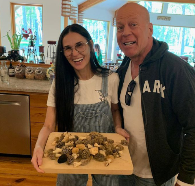 Demi Moore posa ao lado de ex-marido, Bruce Willis, nas redes sociais