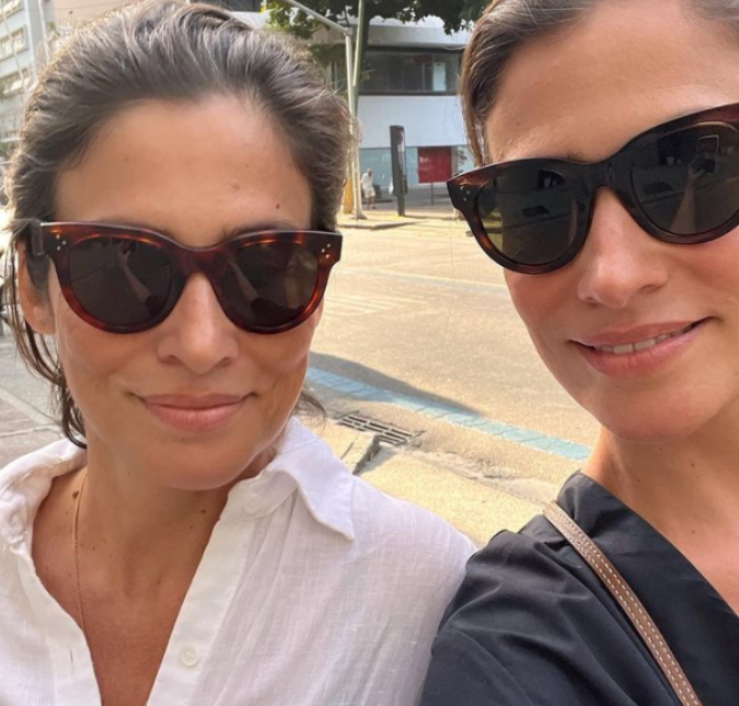 Renata Vasconcellos compartilha foto com irmã gêmea e para a <I>web</i>