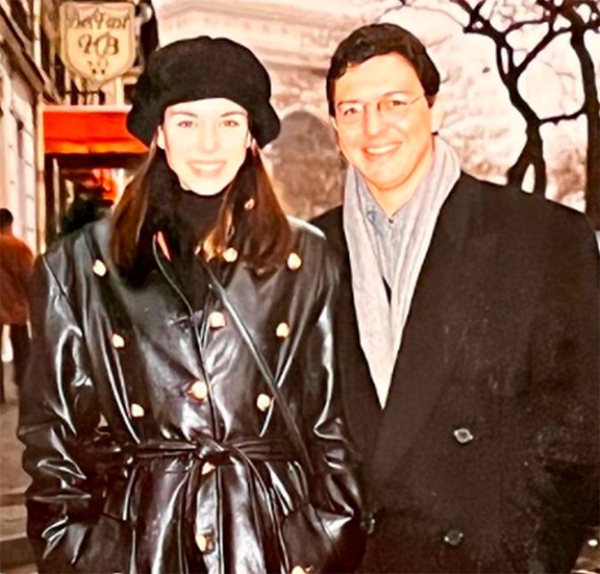 Quando se fala em relacionamento de celebridades, muitas pessoas já pensam naquelas relações mais polêmicas e até mesmo as que terminam após pouco tempo. Mas alguns casais famosos mantêm uma vida mais tranquila ao lado de seus companheiros, como é o caso de Ana Furtado e Boninho. No dia 21 de março de 2022, os pombinhos comemoraram 22 anos de casados. Com alguns cliques antigos ao lado do maridão, a apresentadora se declarou para o diretor do BBB: 21 de março. Nessa data, em 1996, Boninho e eu nos conhecemos. Nosso encontro foi especial no primeiro instante…. E desse dia em diante nós nunca mais nos separamos. Exatos quatro anos depois, 21 de março de 2000, oficializamos a nossa união e hoje completamos 22 anos de casados. O tempo voou! As primeiras fotos desbotaram, nós dois mudamos, nos transformamos… e o nosso amor junto cresceu, amadureceu, deu frutos. Seguiu forte e leve como sempre foi. Ontem reencontrei essas fotos e agradeci por tanto… Pela nossa cumplicidade, parceria, amizade. Pelo seu cuidado e carinho. Pelo frio na barriga que ainda sinto depois de tantos anos. Por ter encontrado meu melhor amigo da vida no meu grande amor! Desejo e sonho com mais 22, 23, 24, 25, 26 anos… uma vida inteira ao seu lado é pouco. Te amo, Boninho! Juntos somos imbatíveis. A seguir, saiba quem são os outros famosos com casamentos duradouros! Quando se fala em relacionamento de celebridades, muitas pessoas já pensam naquelas relações mais polêmicas e até mesmo as que terminam após pouco tempo. Mas alguns casais famosos mantêm uma vida mais tranquila ao lado de seus companheiros, como é o caso de Ana Furtado e Boninho. No dia 21 de março de 2022, os pombinhos comemoraram 22 anos de casados. Com alguns cliques antigos ao lado do maridão, a apresentadora se declarou para o diretor do BBB: 21 de março. Nessa data, em 1996, Boninho e eu nos conhecemos. Nosso encontro foi especial no primeiro instante…. E desse dia em diante nós nunca mais nos separamos. Exatos quatro anos depois, 21 de março de 2000, oficializamos a nossa união e hoje completamos 22 anos de casados. O tempo voou! As primeiras fotos desbotaram, nós dois mudamos, nos transformamos… e o nosso amor junto cresceu, amadureceu, deu frutos. Seguiu forte e leve como sempre foi. Ontem reencontrei essas fotos e agradeci por tanto… Pela nossa cumplicidade, parceria, amizade. Pelo seu cuidado e carinho. Pelo frio na barriga que ainda sinto depois de tantos anos. Por ter encontrado meu melhor amigo da vida no meu grande amor! Desejo e sonho com mais 22, 23, 24, 25, 26 anos… uma vida inteira ao seu lado é pouco. Te amo, Boninho! Juntos somos imbatíveis. A seguir, saiba quem são os outros famosos com casamentos duradouros!