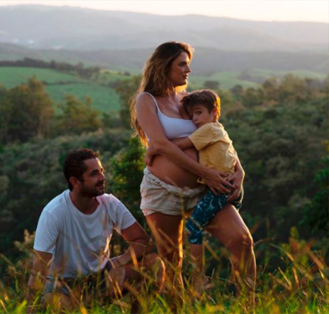 Quando ainda estava grávida de León, Rafa juntou o maridão e o primogênito para um clique em família ao pôr do sol. Foto linda, haja lombar, brincou na legenda.