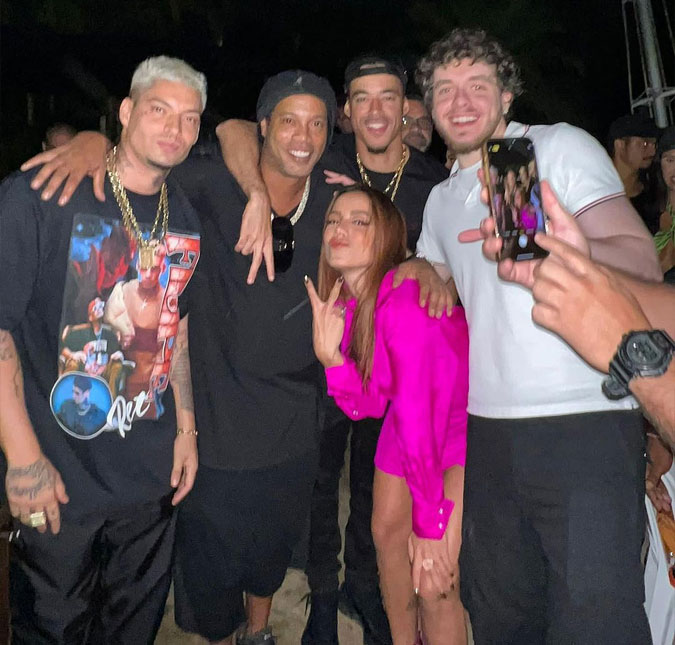 Que encontro! Ronaldinho Gaúcho comemora aniversário ao lado de Anitta e <i>rappers</i> Ret, L7NNON e Jack Harlow