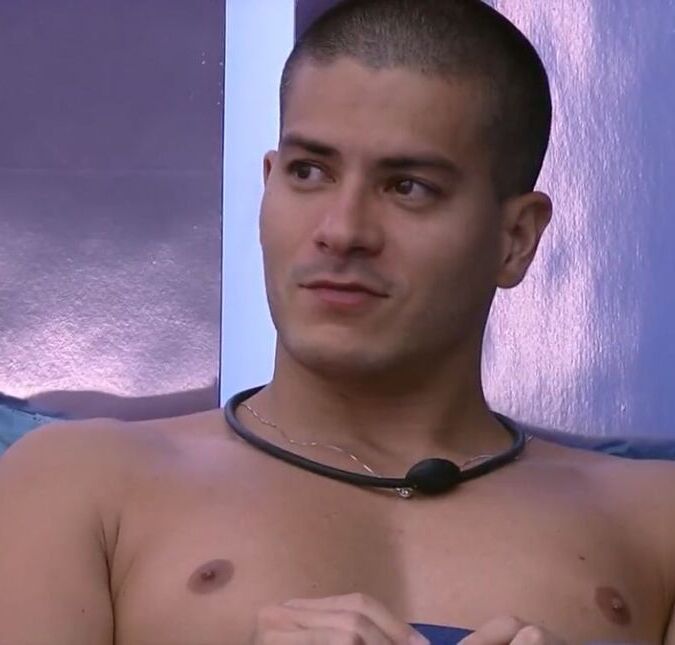 Arthur Aguiar chora após Jogo da Discórdia no <i>BBB22: As pessoas ficam me massacrando</i>