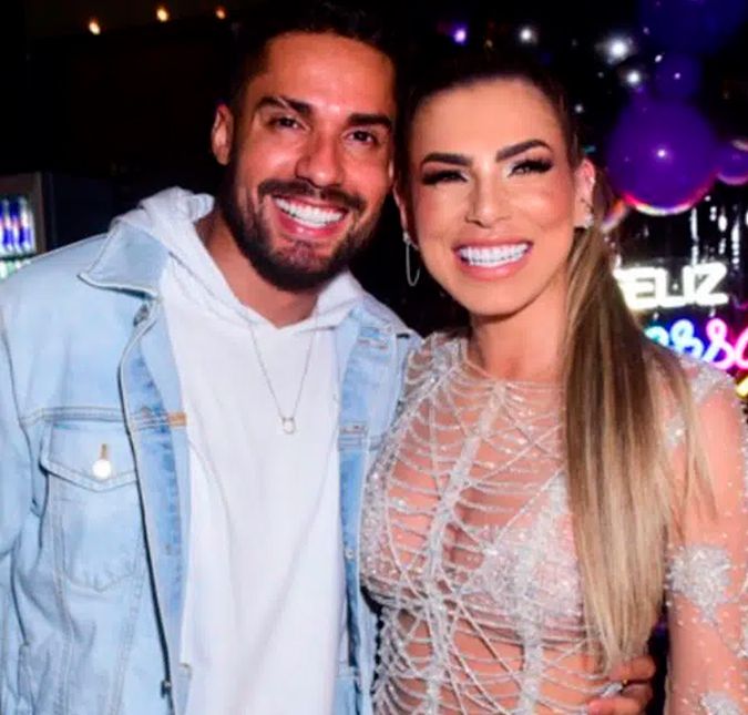 De acordo com a colunista Fábia Oliveira, Bil Araújo e Erika Schneider, por exemplo, não estão mais juntos após dois meses de namoro. Inclusive, os dois ex-peões de A Fazenda sequer interagem nas redes sociais. Vale lembrar que Bil e Erika vinham mantendo o affair às escondidas e apareceram juntos publicamente nos eventos há poucas semanas. Procurada pela jornalista, a dançarina não quis comentar sobre o assunto. Uma pena! De acordo com a colunista Fábia Oliveira, Bil Araújo e Erika Schneider, por exemplo, não estão mais juntos após dois meses de namoro. Inclusive, os dois ex-peões de A Fazenda sequer interagem nas redes sociais. Vale lembrar que Bil e Erika vinham mantendo o affair às escondidas e apareceram juntos publicamente nos eventos há poucas semanas. Procurada pela jornalista, a dançarina não quis comentar sobre o assunto. Uma pena!