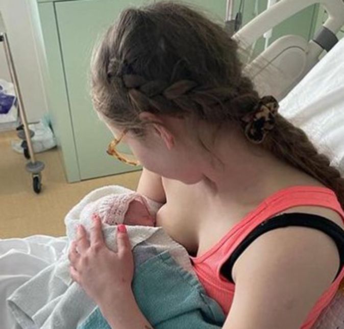 Jessie Cave, também atriz de Harry Potter, deu à luz ao seu quarto filho e utilizou as redes sociais para homenagear o goleiro brasileiro, Alisson Becker, que defende a equipe inglesa Liverpool. Bem-vindo, Becker Brown. Obrigada à University College London Hospitals. Obrigada às parteiras Amy e Emi-Lou. Obrigada a Alisson Becker, escreveu ela e o marido, Alfie Brown, na legenda da publicação. Jessie Cave, também atriz de Harry Potter, deu à luz ao seu quarto filho e utilizou as redes sociais para homenagear o goleiro brasileiro, Alisson Becker, que defende a equipe inglesa Liverpool. Bem-vindo, Becker Brown. Obrigada à University College London Hospitals. Obrigada às parteiras Amy e Emi-Lou. Obrigada a Alisson Becker, escreveu ela e o marido, Alfie Brown, na legenda da publicação.