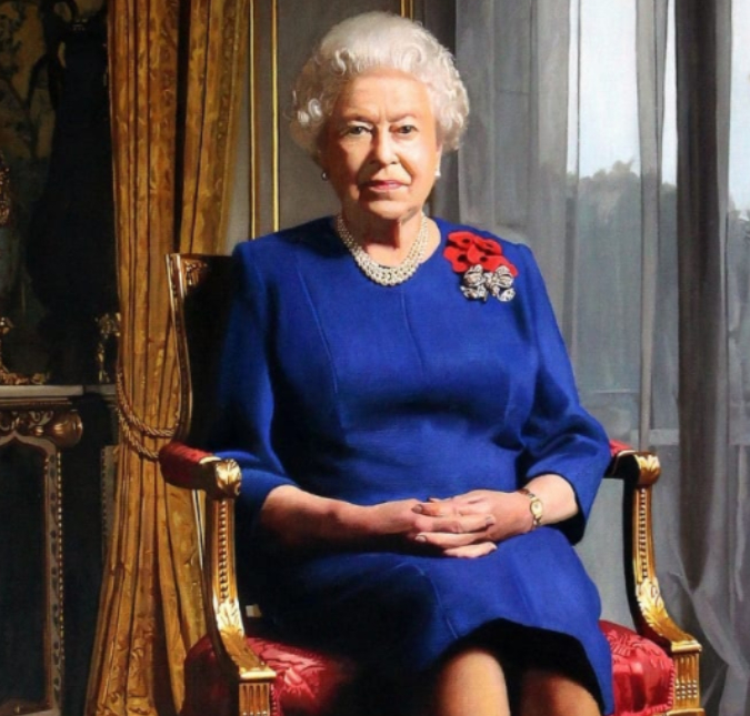 Após notícia de que estaria usando cadeira de rodas, Rainha Elizabeth II é flagrada dirigindo normalmente