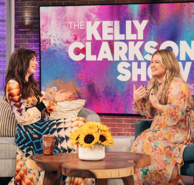 Anne Hathaway canta uma música e surpreende Kelly Clarkson durante programa