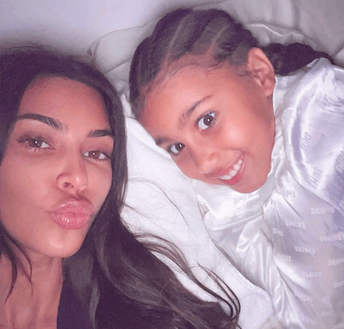 Kim Kardashian revela que filha desaprova suas roupas: <i>Ela sempre reclama quando estou usando muito preto</i>