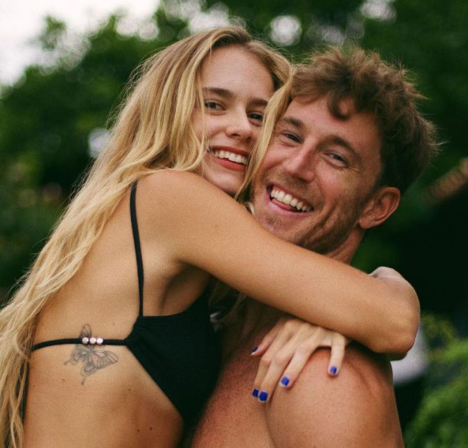 Isabella Scherer anunciou que está à espera do primeiro filho, fruto do seu relacionamento com Rodrigo Calazans. GRÁVIDOS, que loucura… achei que ia demorar uns anos para vir aqui fazer esse post,  mas a vida programa cada surpresa, né?! O que esperamos dessa nova fase? Ainda não sabemos… Estamos descobrindo… Primeiro veio o choque, e agora a ansiedade pra esses 9 meses passarem rápido! Uma coisa eu tenho certeza: escolhi o melhor pai do mundo!!!! Tô muito feliz de finalmente poder dividir mais desse momento com vocês, minhas angústias, dificuldades, medos, felicidades, aprendizados… Só boraaaaa!