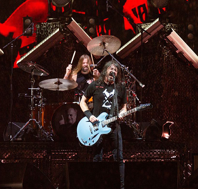 Festival <i>Lollapalooza</i> cancela <i>show</i> do <i>Foo Fighters</i> após morte de baterista