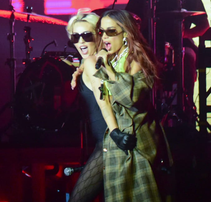 Após cantar com Anitta no <i>Lollapalooza</i>, Miley Cyrus se declara à cantora: <i>Te amo muito</i>