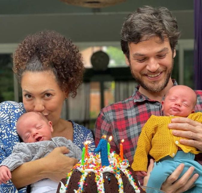 Fabiula Nascimento, que deu à luz gêmeos, mostrou uma das realidades do pós-parto. A atriz revelou que está com intensa queda de cabelo após o nascimento de Roque e Raul. Nos Stories, ela mostrou grandes mechas de cabelo que caíram, mas se mostrou positiva e afirmou que tudo dará certo. Eflúvio telógeno pós-parto. Começa em torno do terceiro mês e vai até o sexto mês de pós-parto. Já ouviu falar?, explicou ela.