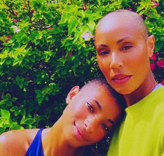 Jada Pinkett Smith confessa que filha ajudou a aceitar o cabelo raspado: <I>Willow me fez fazer isso</i>