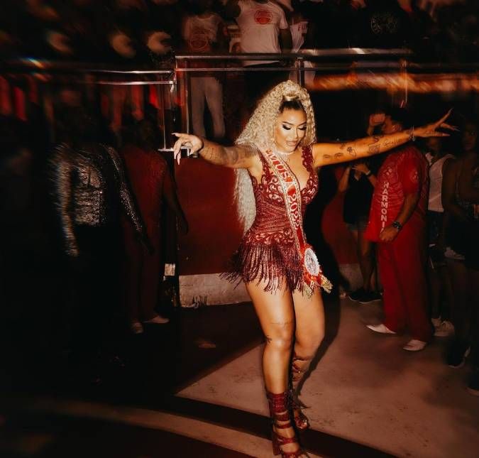 Esta não foi a primeira vez em que o samba no pé de Rafaella deu o que falar. No dia 27 de março de 2022, a nova musa da escola de samba Salgueiro sambou no ensaio técnico que aconteceu na Sapucaí e recebeu as primeiras críticas sobre sua participação. Segundo o jornal Extra, rolaram alguns comentários sobre as habilidades de dança da influenciadora digital. Ao que parece, integrantes da escola comentaram que ela precisaria se empenhar mais para ter uma boa performance na avenida. Eita! Esta não foi a primeira vez em que o samba no pé de Rafaella deu o que falar. No dia 27 de março de 2022, a nova musa da escola de samba Salgueiro sambou no ensaio técnico que aconteceu na Sapucaí e recebeu as primeiras críticas sobre sua participação. Segundo o jornal Extra, rolaram alguns comentários sobre as habilidades de dança da influenciadora digital. Ao que parece, integrantes da escola comentaram que ela precisaria se empenhar mais para ter uma boa performance na avenida. Eita!