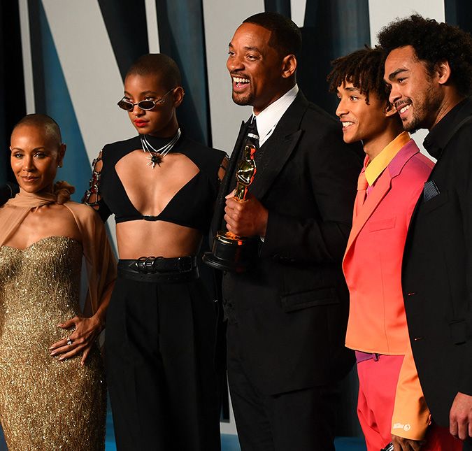Casados há mais de 20 anos, Will Smith e Jada Pinkett Smith têm uma das famílias mais famosas - e amadas - do entretenimento! Logo após causar o maior climão na grande noite do Oscar 2022, no dia 27 de março, o ator celebrou a vitória da primeira estatueta de sua carreira dançando até o chão na festa da Vanity Fair. Minutos antes de conquistar a categoria de Melhor Ator, pelo filme King Richard: Criando Campeãs, Will protagonizou um barraco ao vivo com Chris Rock. Isso porque o humorista fez uma piada sobre Jada e a estrela não gostou nadinha, indo em direção ao palco para estapear Rock. O momento, é claro, surpreendeu os convidados, que pensaram ser uma brincadeira roteirizada. No entanto, mais tarde quando a estrela de Hollywood subiu ao palco para receber o Oscar, ele se desculpou com a Academia e os colegas, deixando claro que nada havia sido planejado. Apesar da situação tensa, de acordo com a revista Vanity Fair, o ator sacudiu a poeira e foi curtir a conquista na festa particular do veículo norte-americano. Acompanhado da esposa e dos filhos - Willow, Jaden e Trey -, o astro apareceu de bom humor no Wallis Annenberg Center, em Beverly Hills, nos Estados Unidos, e ocupou o centro da pista de dança. O DJ da festa, inclusive, tocou Gettin Jiggy Wit It, hit de Will em 1997, e um círculo se formou em torno do ator para vê-lo dançar com a estatueta na mão. A seguir, veja mais momentos de Jada e Will com os filhos!