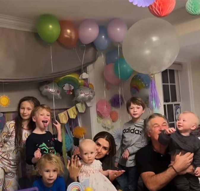Hilaria Baldwin, esposa de Alec, anunciou em seu Instagram que está grávida! O casal já possui seis filhos e este será o sétimo! Depois de muitos altos e baixos nos últimos anos, nós temos uma grande e animadora surpresa: outro Baldwin vindo ao mundo neste outono. Nós tínhamos certeza de que nossa família estava completa, e estamos mais que felizes com esta surpresa. Estou compartilhando com vocês o momento em que contamos para as crianças e como podem ver, eles estão muito animados! Nosso novo bebê é um brilho em nossas vidas. Uma bênção e um presente durante momentos tão incertos. Senti falta de vocês durante minha pausa das redes sociais... Estou de volta e pronta para continuar com vocês esta jornada doida que chamamos de vida, escreveu Hilaria em suas redes. Como ela contou, o bebê irá nascer no outono do hemisfério norte, ou seja, quando estivermos na primavera aqui no Brasil!