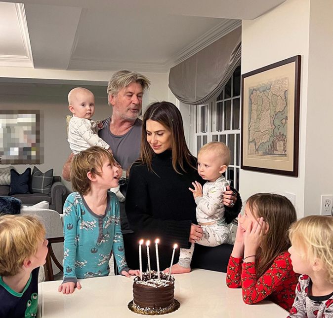 Sabe aquele ditado quanto mais, melhor? A família de Alec Baldwin está levando isso muito a sério! Alec e Hilaria Baldwin já são pais de seis crianças, e no dia 29 de março eles anunciaram que estão esperando o sétimo filho! É isso mesmo! Depois de muitos altos e baixos nos últimos anos, nós temos uma grande e animadora surpresa: outro Baldwin vindo ao mundo neste outono. Nós tínhamos certeza de que nossa família estava completa, e estamos mais que felizes com esta surpresa, escreveu ema em seu Instagram. Confira, a seguir, outros famosos que têm famílias grandes!