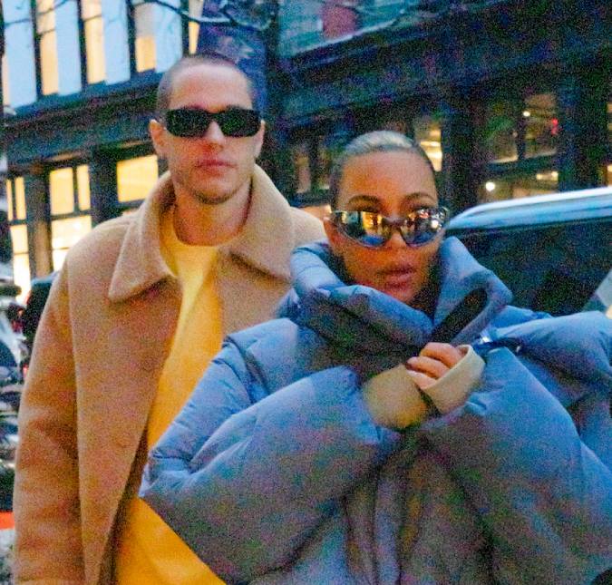 Kim Kardashian estaria se esforçando para agradar namorado na cama, diz fonte