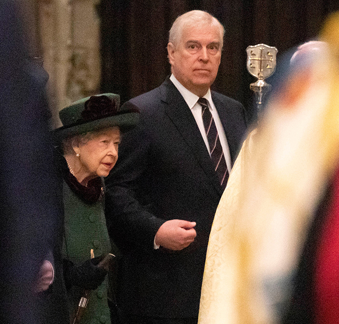 Charles e William se sentiram contrariados com aparição de Príncipe Andrew ao lado da Rainha Elizabeth II durante memorial, diz <i>site</i>
