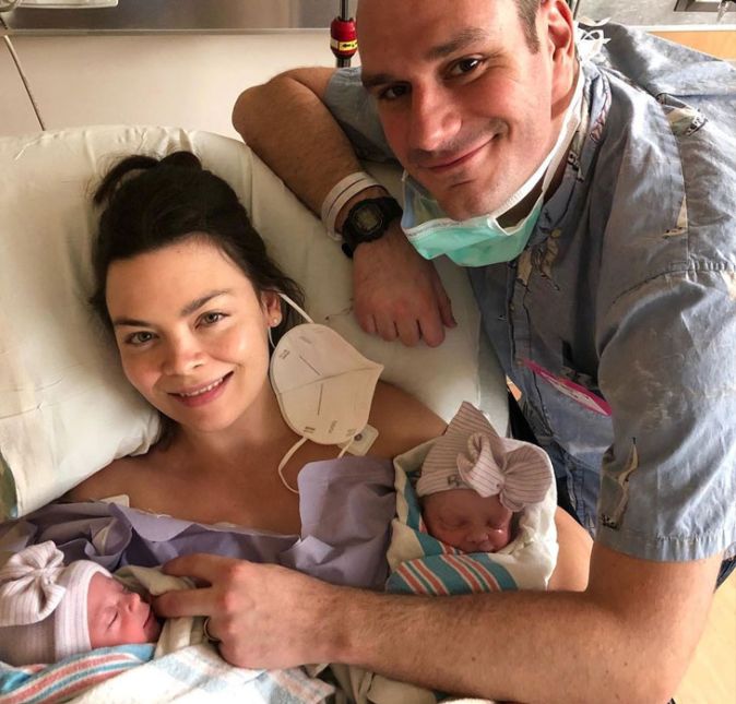 Scarlett Byrne, atriz da saga Harry Potter, deu à luz gêmeas no dia 26 de março. A novidade foi anunciada nas redes sociais do marido da estrela, Cooper Hefner. O filho do fundador da Playboy compartilhou no Instagram uma série de registros das meninas e escreveu: Scarlett e eu estamos muito felizes em compartilhar que recebemos Marigold Adele Hefner e Blossom Pearl Hefner no mundo no sábado, 26 de março. Hoje estamos nos acomodando em casa. Como somos abençoados por sermos presenteados com a vida deles. Que sorte temos de receber esse amor. Scarlett Byrne, atriz da saga Harry Potter, deu à luz gêmeas no dia 26 de março. A novidade foi anunciada nas redes sociais do marido da estrela, Cooper Hefner. O filho do fundador da Playboy compartilhou no Instagram uma série de registros das meninas e escreveu: Scarlett e eu estamos muito felizes em compartilhar que recebemos Marigold Adele Hefner e Blossom Pearl Hefner no mundo no sábado, 26 de março. Hoje estamos nos acomodando em casa. Como somos abençoados por sermos presenteados com a vida deles. Que sorte temos de receber esse amor.