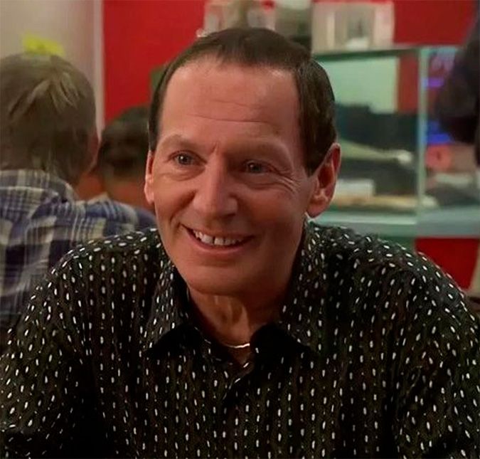 Os fãs da icônica série Os Sopranos estão de luto! O ator norte-americano Paul Herman morreu aos 76 anos de idade no dia do seu aniversário, 29 de março. De acordo com o jornal The Sun, a causa da morte do intérprete de Beansie Gaeta ainda são desconhecidas. Michael Imperioli, que também participou da série sobre a máfia, prestou tributo ao colega descrevendo-o como um contador de histórias de primeira classe. O Paul foi um ótimo parceiro. Um contador de histórias de primeira classe e um ator do caraças. Goodfellas, Once Upon a Time in America, e claro, The Sopranos foram alguns dos projetos em que brilhou. Vou sentir a sua falta. Muito amor para os seus amigos, família e comunidade de atores e cineastas, escreveu no Instagram. Recentemente, Herman participou do elenco de O Irlandês. Os fãs da icônica série Os Sopranos estão de luto! O ator norte-americano Paul Herman morreu aos 76 anos de idade no dia do seu aniversário, 29 de março. De acordo com o jornal The Sun, a causa da morte do intérprete de Beansie Gaeta ainda são desconhecidas. Michael Imperioli, que também participou da série sobre a máfia, prestou tributo ao colega descrevendo-o como um contador de histórias de primeira classe. O Paul foi um ótimo parceiro. Um contador de histórias de primeira classe e um ator do caraças. Goodfellas, Once Upon a Time in America, e claro, The Sopranos foram alguns dos projetos em que brilhou. Vou sentir a sua falta. Muito amor para os seus amigos, família e comunidade de atores e cineastas, escreveu no Instagram. Recentemente, Herman participou do elenco de O Irlandês.