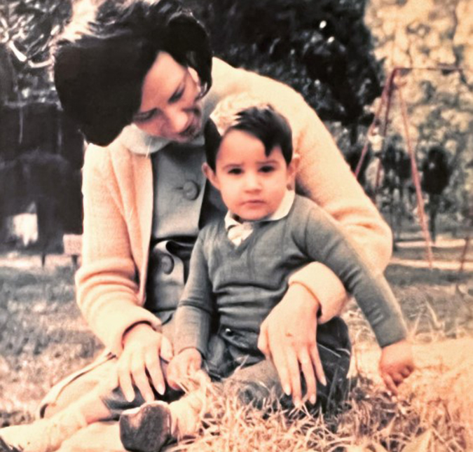 William Bonner encanta <i>web</i> ao compartilhar clique de quando era bebê: <i>Lindíssimo</i>