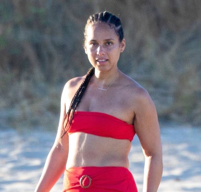 Em clique raro, Alicia Keys é flagrada em praia com família durante férias no México, confira!