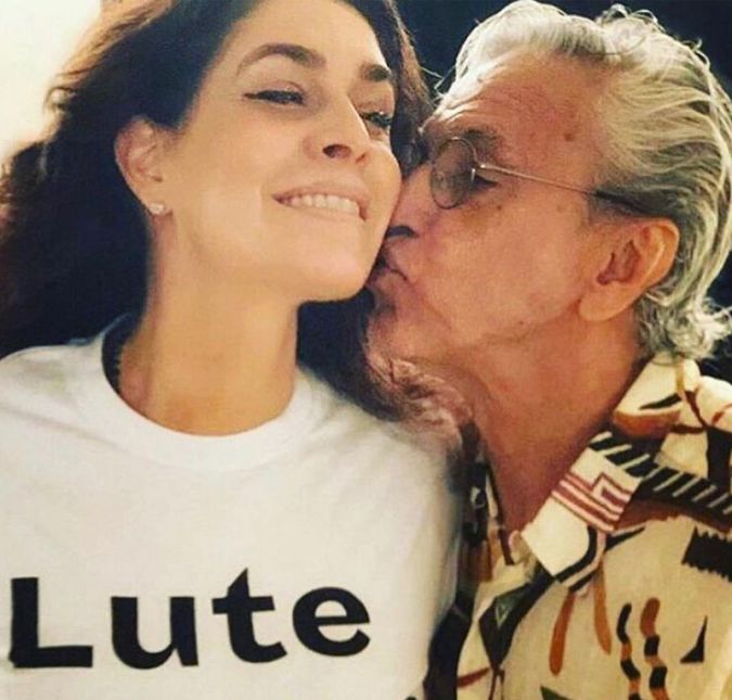 Caetano Veloso usou as suas redes sociais para comemorar o aniversário da sua parceira, Paula Lavigne, que completou 53 anos de idade. Aniversário de Paulinha. Ela foi e é personalidade marcante em minha vida desde que a conheci. Pororoca, Pororoquinha, pode ter tido maturidade precoce de gente de Nanã, mas o que tem de Oxum (e tem) não reflete águas tranquilas. Tenho com ela muitos anos de convivência, dois filhos e um neto. Só posso celebrar a intensidade da luz dessa menina inesperada, de força assustadora mas nunca decepcionante, e desejar que sua vida pessoal seja cada vez mais doce e que sua atividade relativa à vida em sociedade dê os melhores frutos. Nosso Benjamim merece, escreveu.
