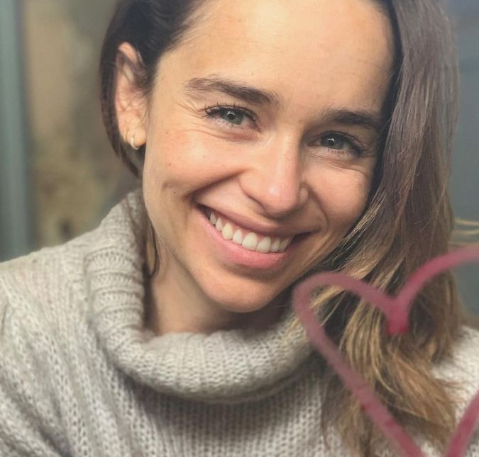 Aos 35 anos de idade, Emilia Clarke, famosa por seu papel em Game of Thrones e Como Eu Era Antes de Você, também sofreu com a doença. No ano de 2011, a artista passou por uma cirurgia no cérebro por conta de um aneurisma e, após o procedimento, não lembrava do seu nome. Eu sofria de uma condição chamada afasia, consequência do trauma que meu cérebro sofreu. Fui mandada de volta para a UTI e, depois de cerca de uma semana, a afasia passou. Consegui falar, disse à People. Aos 35 anos de idade, Emilia Clarke, famosa por seu papel em Game of Thrones e Como Eu Era Antes de Você, também sofreu com a doença. No ano de 2011, a artista passou por uma cirurgia no cérebro por conta de um aneurisma e, após o procedimento, não lembrava do seu nome. Eu sofria de uma condição chamada afasia, consequência do trauma que meu cérebro sofreu. Fui mandada de volta para a UTI e, depois de cerca de uma semana, a afasia passou. Consegui falar, disse à People.