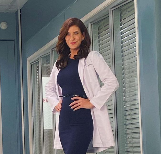 Famosa por seu papel em Grey's Anatomy, a atriz Kate Walsh também foi diagnosticada com afasia após descobrir um tumor cerebral em 2017. Dois anos depois, a artista revelou o caso à revista Cosmopolitan e contou que possuía dificuldade para pensar e pronunciar frases. Famosa por seu papel em Grey's Anatomy, a atriz Kate Walsh também foi diagnosticada com afasia após descobrir um tumor cerebral em 2017. Dois anos depois, a artista revelou o caso à revista Cosmopolitan e contou que possuía dificuldade para pensar e pronunciar frases.