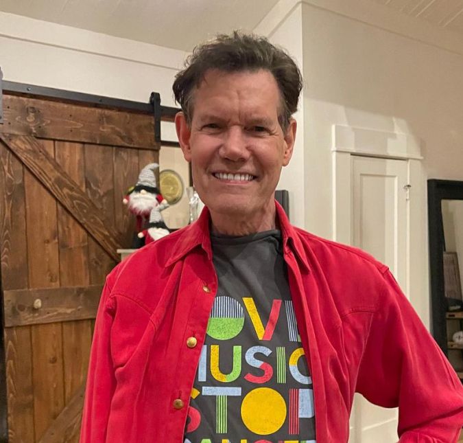 No mundo da música, a lenda do country Randy Travis foi hospitalizado devido a cardiomiopatia viral, um vírus que ataca o coração, além de ter sofrido um derrame em 2013. Em seu livro, Forever and Ever, Amen: A Memoir of Music, Faith, and Braving the Storms of Life, ele relatou a luta contra a afasia e o apoio que recebeu da esposa: No meu caso, meu cérebro estava funcionando e pude entender o que Mary [esposa de Travis] me disse, mas não consegui responder em nada próximo a uma frase. Quando voltamos para casa, eu mal conseguia falar. Passamos três meses em terapia da fala antes de eu aprender a dizer a letra A.