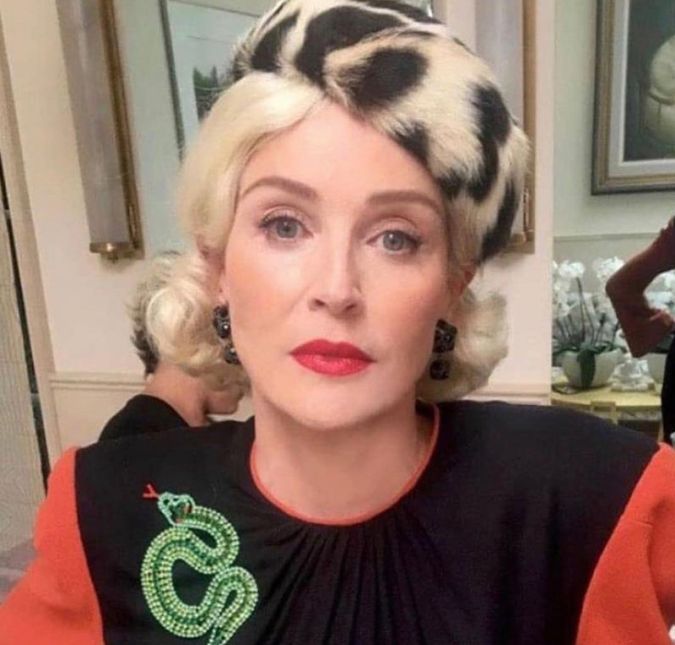 A atriz Sharon Stone sofreu um derrame em 2001 e, de acordo com informações da época, fez com que ela sofresse um sangramento interno por quase dez dias. Dois anos depois, a artista falou sobre o assunto e contou sobre os sintomas da afasia: Eu voltei para casa daquele derrame gaguejando, não consegui ler por dois anos [...] Tem sido uma jornada humilhante: eu estava em Law & Order... e tive dificuldades com minhas falas. Posso falar sobre isso agora porque estou bem agora.