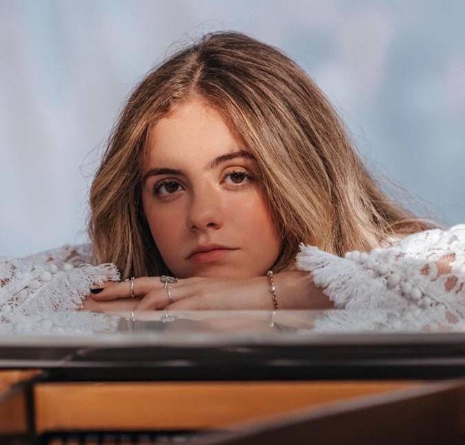 Aos 17 anos de idade, ex-atriz da <i>Globo</i>, Julia Svacinna, lança novo <i>single</i>
