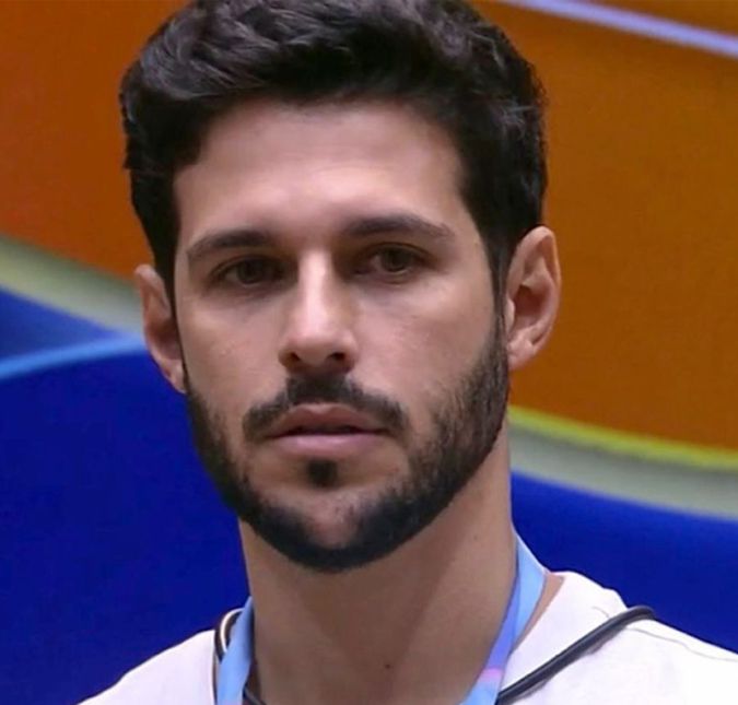 Ainda que a vida das celebridades esteja cercada de fama, dinheiro e prestígio, às vezes elas também passam por maus bocados. O ex-BBB22 Rodrigo Mussi sofreu um acidente de carro gravíssimo na Marginal Pinheiros, em São Paulo, no dia 31 de março. O modelo estava em um carro de aplicativo, sem cinto de segurança, quando o veículo bateu na traseira de um caminhão. Com o impacto, Mussi foi arremessado para frente e sofreu diversas lesões, além de um traumatismo craniano. O ex-participante realizou cirurgias nas pernas e na cabeça e segue reagindo bem. Segundo informações, o seu quadro é delicado, porém estável. A seguir, confira mais famosos que superaram acidentes graves.