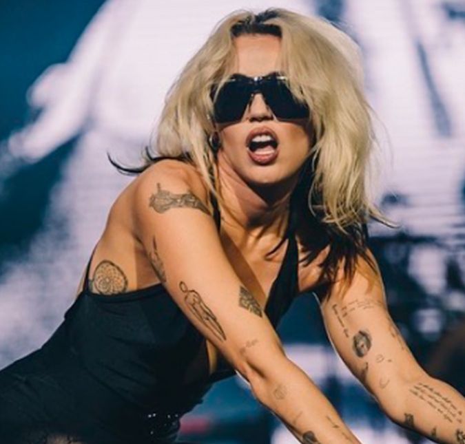 Miley Cyrus revelou que testou positivo em seu retorno para os Estados Unidos, logo após realizar um show no Lollapalooza Brasil. Viajando pelo mundo, tocando para uma plateia de 100 mil pessoas e conhecendo centenas de fãs por dia, as chances de pegar Covid-19 são bastante altas. Eu estou com Covid agora, mas definitivamente valeu a pena, afirmou no Twitter.