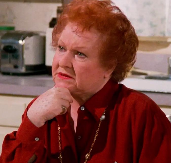 Aos 93 anos de idade, Estella Harris morreu no dia 2 de abril de 2022, na Califórnia, nos Estados Unidos. De acordo com o Deadline, a atriz segurou nos braços de um dos filhos, Glen, e deu o último suspiro. Conhecida pelo papel da mãe histérica e divertida de George, interpretado por Jason Alexander, na série Seinfeld e por dublar a Sra. Cabeça de Batata na franquia Toy Story, a artista partiu de causas naturais. A bondade dela, paixão, sensibilidade, humor, empatia e amor foram praticamente sem comparação. E todos que a conheciam ficaram com saudade, disse o filho. Uma das minhas pessoas favoritas morreu: minha mãe na TV, Estelle Harris. Foi um prazer atuar ao lado dela e ouvir aquela gloriosa risada. Eu te adoro, Estelle. Um carinho para toda a família. Serenidade agora e para sempre, completou Jason Alexander. A atriz deixou três filhos, três netos e um bisneto. Aos 93 anos de idade, Estella Harris morreu no dia 2 de abril de 2022, na Califórnia, nos Estados Unidos. De acordo com o Deadline, a atriz segurou nos braços de um dos filhos, Glen, e deu o último suspiro. Conhecida pelo papel da mãe histérica e divertida de George, interpretado por Jason Alexander, na série Seinfeld e por dublar a Sra. Cabeça de Batata na franquia Toy Story, a artista partiu de causas naturais. A bondade dela, paixão, sensibilidade, humor, empatia e amor foram praticamente sem comparação. E todos que a conheciam ficaram com saudade, disse o filho. Uma das minhas pessoas favoritas morreu: minha mãe na TV, Estelle Harris. Foi um prazer atuar ao lado dela e ouvir aquela gloriosa risada. Eu te adoro, Estelle. Um carinho para toda a família. Serenidade agora e para sempre, completou Jason Alexander. A atriz deixou três filhos, três netos e um bisneto.