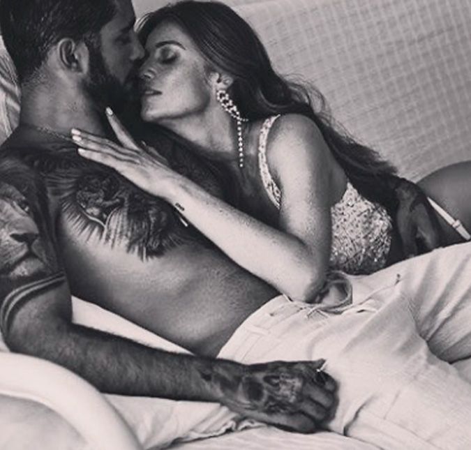 Pedro Scooby entrou no BBB22 já declarando seu amor incondicional pela esposa, Cintia Dicker. Quem acompanha o casal há algum tempo, já sabe que eles são realmente muito amorosos um com outro, principalmente nas redes sociais. Recentemente, a modelo publicou um clique quente com o mozão na cama e disparou: Tô com saudade de você, do nosso banho de chuva, do calor da minha pele na língua tua. Tô com saudade de você censurando o meu vestido, as juras de amor ao pé do ouvido. Eita que a temperatura subiu! Confira, a seguir, uma lista com os melhores momentos deles juntos e, de quebra, descubra como tudo começou!