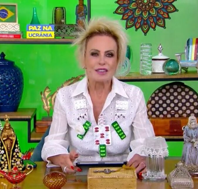 Ana Maria Braga usa colar de remédios no <i>Mais Você</i> como forma de protesto
