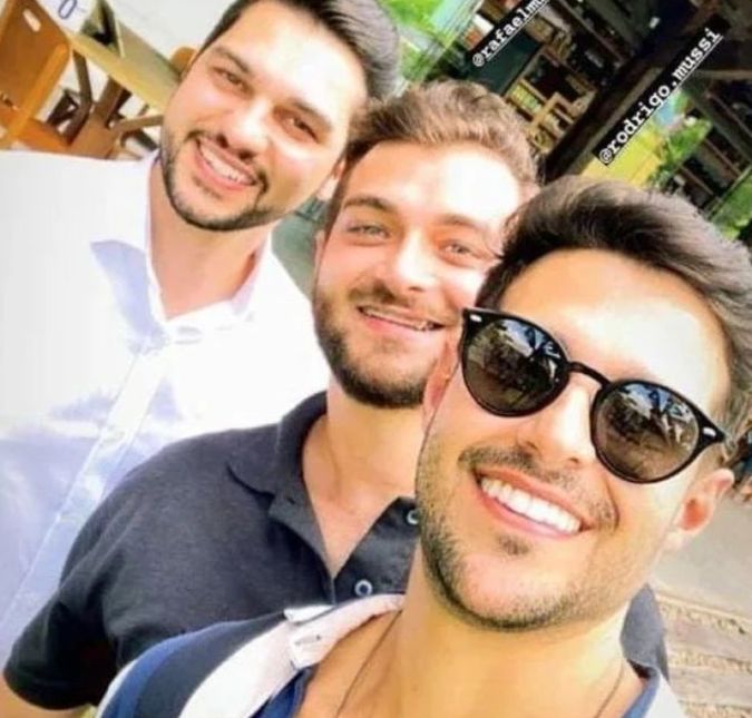 No último dia 3 de abril, o irmão caçula do modelo usou os Stories do Instagram para fazer uma atualização do estado de saúde e, muito sorridente, comemorou a evolução de Mussi. Ele apresenta sinais de recuperação. Está sendo muito evolutiva a recuperação dele, e isso me deixa muito feliz, porque ele tem recebido muito apoio de todo mundo. Estive com meu irmão agora, e a feição dele, o semblante, está muito melhor. Ele se mexeu muito, muito. Ele não parava. E eu estou feliz! Ele tem uma absurda sede de viver, disse ele.