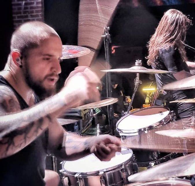Baterista do <I>Sepultura</i> quebra a perna e é afastado dos palcos; entenda!
