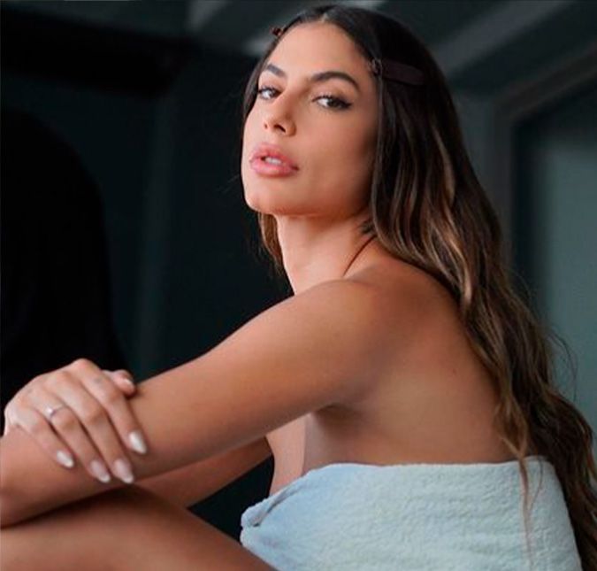 Está quente aqui, né?! Mari Gonzalez elevou tanto a temperatura que preferiu ficar sem roupa. Nas redes sociais, a ex-BBBapareceu só de toalha enrolada no corpo e deixou os seguidores babando na beleza e no corpão escultural. Está quente aqui, né?! Mari Gonzalez elevou tanto a temperatura que preferiu ficar sem roupa. Nas redes sociais, a ex-BBBapareceu só de toalha enrolada no corpo e deixou os seguidores babando na beleza e no corpão escultural.