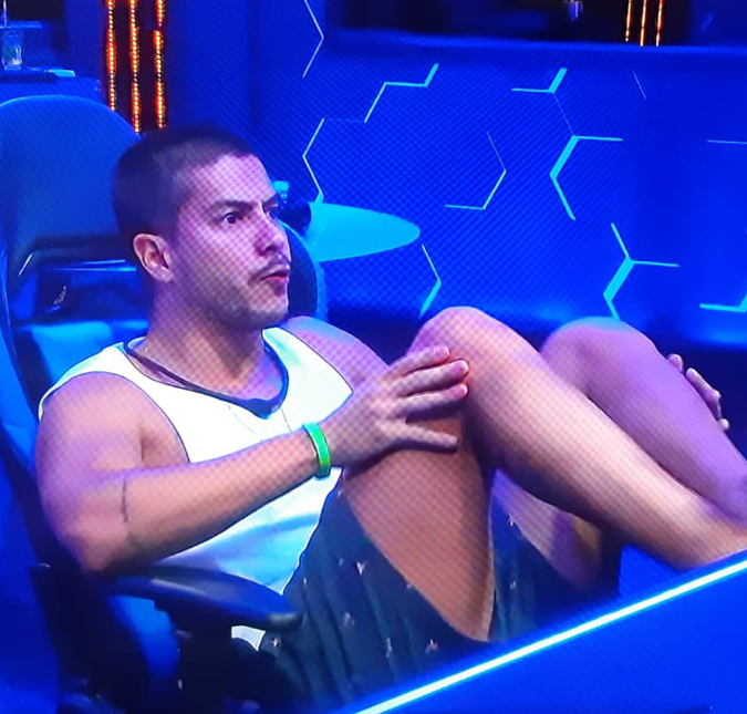 Ninguém dorme! No quarto secreto, Arthur Aguiar desperta a casa após ver duas <i>sisters</i> limpando a casa