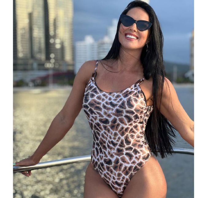 Graciele Lacerda aproveitou um passeio de barco em Santa Catarina e deu o que falar. A amada de Zezé Di Camargo ostentou o seu corpão e colecionou elogios dos fãs.