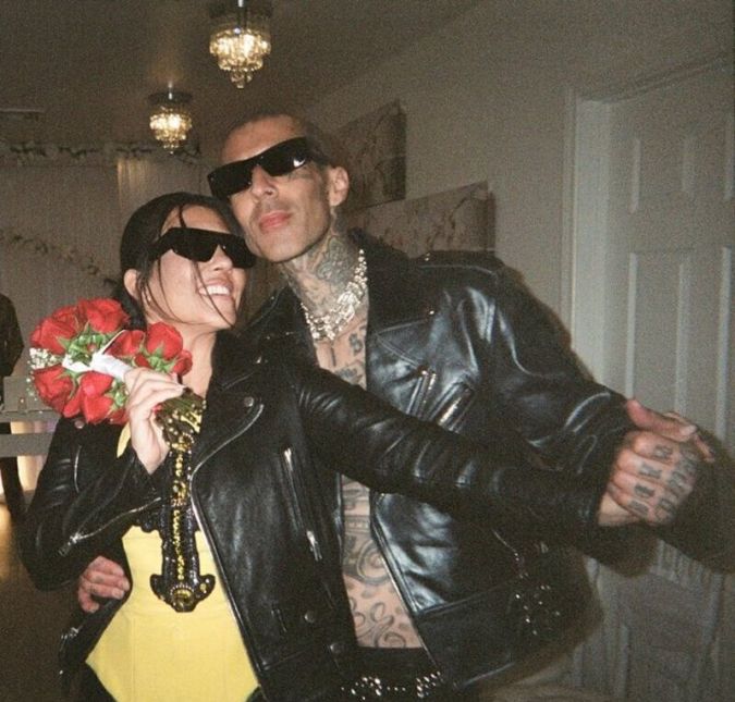 A prática leva a perfeição! Kourtney Kardashian e Travis Barker não poderiam concordar mais com esse ditado popular. Após o Grammy Awards 2022, o casal decidiu se casar em uma capela em Las Vegas, nos Estados Unidos. A união não é oficial, porque os pombinhos não tinham licença para o casamento, mas assim como a socialite bem destacou, se trata apenas de um treino. Confira alguns cliques! A prática leva a perfeição! Kourtney Kardashian e Travis Barker não poderiam concordar mais com esse ditado popular. Após o Grammy Awards 2022, o casal decidiu se casar em uma capela em Las Vegas, nos Estados Unidos. A união não é oficial, porque os pombinhos não tinham licença para o casamento, mas assim como a socialite bem destacou, se trata apenas de um treino. Confira alguns cliques!